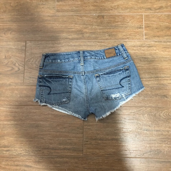 ❌ SOLD AE distressed shorts - Picture 3 of 5